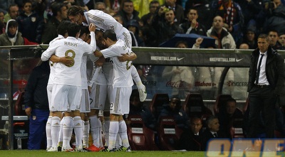 שחקני ריאל מדריד חוגגים בוויסנטה קלדרון, דייגו סימאונה משקיף (רויטרס) שחקני ריאל מדריד חוגגים בוויסנטה קלדרון, דייגו סימאונה משקיף (רויטרס)