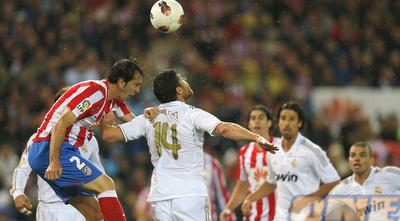 דייגו גודין עולה מעל צ´אבי אלונסו (רויטרס) דייגו גודין עולה מעל צ´אבי אלונסו (רויטרס)