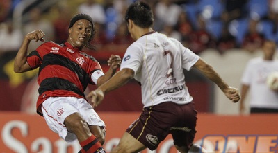 פאולו גולץ מלאנוס עוצר את רונאלדיניו (רויטרס)