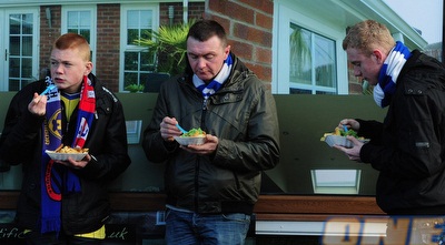 אוהדים אוכלים פיש אנד צ´יפס (GettyImages)