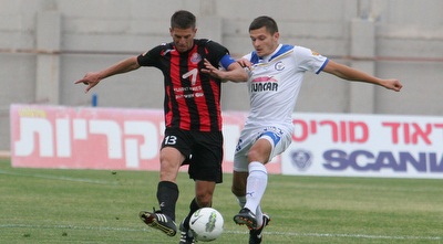 אובסניקוב וטרטצקי במאבק על הכדור. משחק סטטי בחיפה (עמית מצפה)