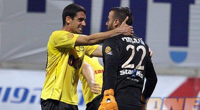 עומרי בן הרוש חוגג עם אמיר אדרי את הניצחון (משה חרמון) עומרי בן הרוש חוגג עם אמיר אדרי את הניצחון (משה חרמון)