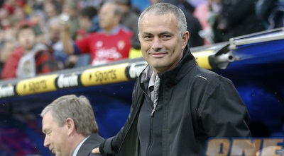 מוריניו מרוצה על הספסל בברנבאו (רויטרס)