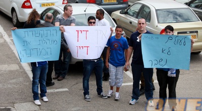 אוהדי מכבי פ&qout;ת (יוסי ציפקיס) אוהדי מכבי פ&qout;ת (יוסי ציפקיס)