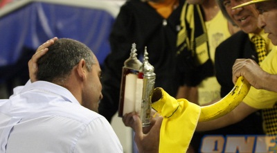 איציק קורנפיין והאוהדים נושאים תפילה (גיא בן זיו) איציק קורנפיין והאוהדים נושאים תפילה (גיא בן זיו)