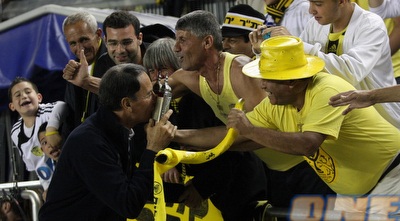 אלי כהן עם האוהדים (גיא בן זיו) אלי כהן עם האוהדים (גיא בן זיו)