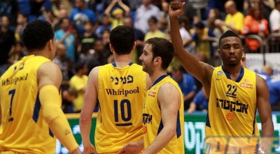 לנגפורד ושחקני מכבי ת&qout;א חוגגים בסיום (יוסי ציפקיס)