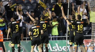 שחקני בית&qout;ר חוגגים עם הקהל (גיא בן זיו) שחקני בית&qout;ר חוגגים עם הקהל (גיא בן זיו)