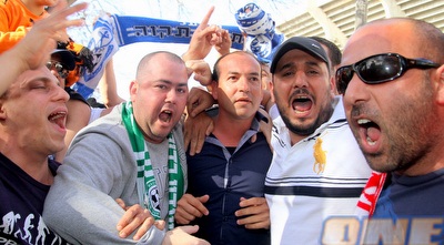 ברקוביץ´ והאוהדים בהפגנה (יניב גונן)