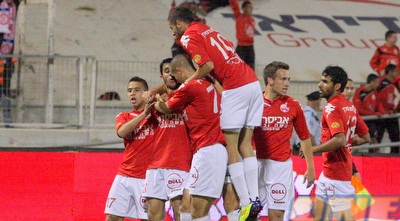 שחקני ב&qout;ש חוגגים עם שבחון (משה חרמון) שחקני ב&qout;ש חוגגים עם שבחון (משה חרמון)