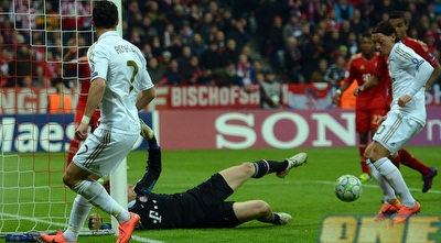 אוזיל כובש מקרוב, רונאלדו מביט (GettyImages)