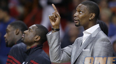 כריס בוש בחליפה על הספסל (GettyImages) כריס בוש בחליפה על הספסל (GettyImages)