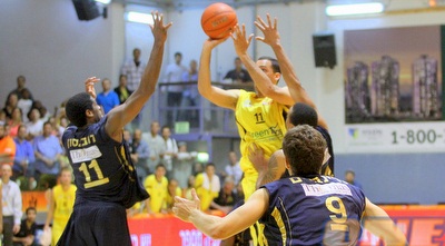 יהוא אורלנד זורק את השלשה שקבעה שוויון (יניב גונן)