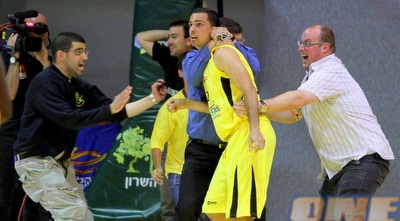 האוהדים עם יהוא אורלנד (יניב גונן)