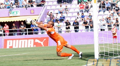 יוסף אזברגה מזנק והודף כדור (חגי ניזרי)