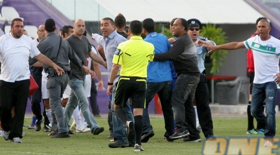 המהומה בסיום. שחקנים ואנשים מהצוותים המקצועיים מעורבים (חגי ניזרי)