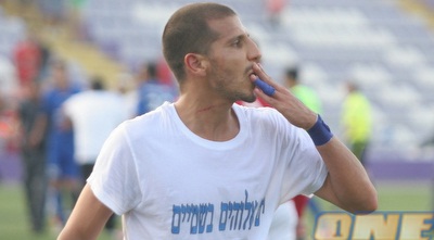 יקיר שינה עם שריטה בצווארו ובחולצה איתה התגרה באוהדים (חגי ניזרי)