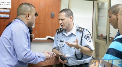 אזברגה מגיע למשטרה (חגי ניזרי)