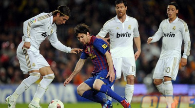 מסי מוקף שחקני ריאל (GettyImages) מסי מוקף שחקני ריאל (GettyImages)