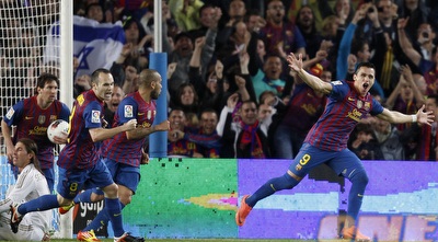 שחקני בארסה חוגגים שוויון, הישראלים ברקע איתם (רויטרס)