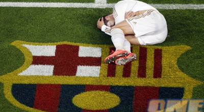 כריסטיאנו רונאלדו שוכב על הסמל של ברצלונה (רויטרס)