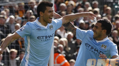 אגוארו חוגג עם טבס. בנויים לקחת את הצ&acute;מפיונס (רויטרס)