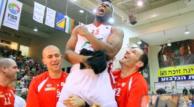 שחקני גלבוע/גליל מרימים את ג´ונס (יניב גונן)