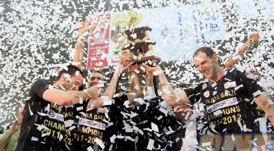 שחקני גלבוע/גליל עם הגביע (יניב גונן)