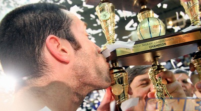 שחקני גלבוע/גליל עם הגביע (יניב גונן)