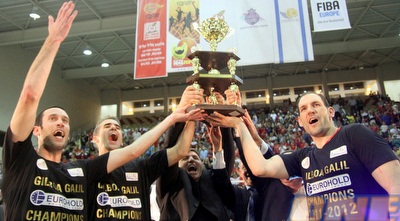 שחקני גלבוע/גליל עם הגביע (יניב גונן)