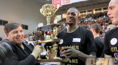 שחקני גלבוע/גליל עם הגביע (יניב גונן)