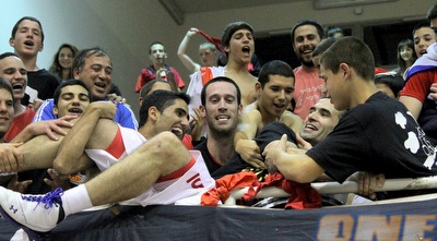 אבישי גורדון חוגג עם הקהל (יניב גונן)