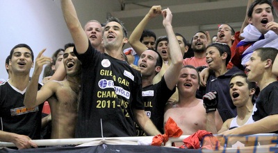 אבישי גורדון חוגג עם הקהל (יניב גונן)