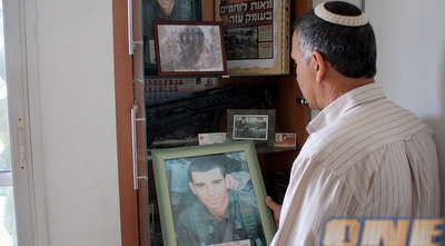 מאיר אסולין ותמונת בנו דורון אסולין ז&qout;ל (משה חרמון)