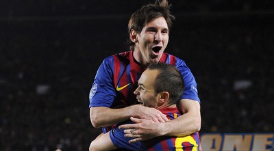 מסי חוגג עם אינייסטה. יצרו סוג חדש של כדורגל (GettyImages)