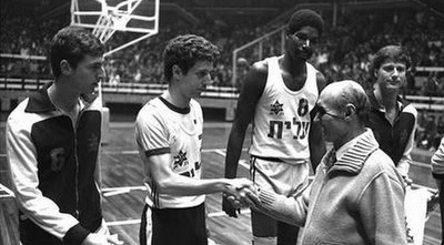 משה דיין לוחץ את ידו של מוטי ארואסטי (בעז גורן) משה דיין לוחץ את ידו של מוטי ארואסטי (בעז גורן)