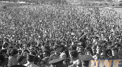 אלפי אוהדי מכבי ת&qout;א בכיכר (בעז גורן) אלפי אוהדי מכבי ת&qout;א בכיכר (בעז גורן)