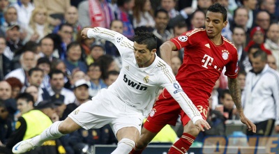 לואיז גוסטבו מנסה לעצור את רונאלדו (רויטרס)