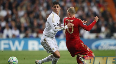 רונאלדו ורובן מחפשים את הכדור (GettyImages)