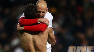 אריאן רובן חונק את מריו גומז (GettyImages) אריאן רובן חונק את מריו גומז (GettyImages)