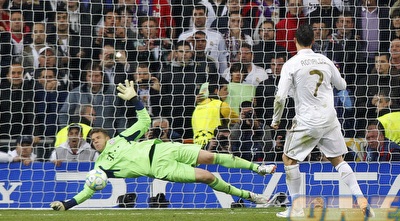 נוייר עוצר את רונאלדו (רויטרס) נוייר עוצר את רונאלדו (רויטרס)