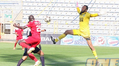 ממאדו נוגח פנימה (משה חרמון)