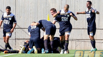 שחקני הרצליה חוגגים את השער (משה חרמון)