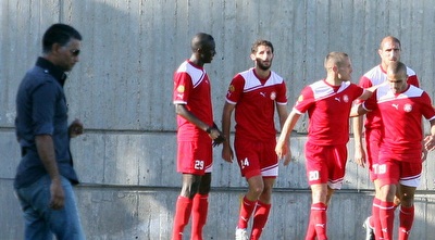 שחקני ר&qout;ג חוגגים את השער (משה חרמון)