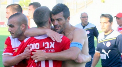 צ´קאנה ובוקסנבוים מתחבקים (משה חרמון)