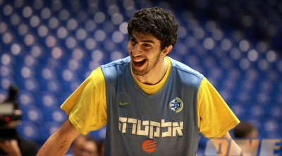 ליאור אליהו לא מוריד את החיוך (יוסי ציפקיס)