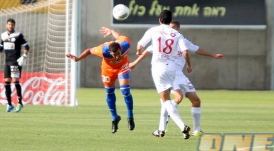 דור הלוי מרחיק כדור מיוסי שבחון (חגי ניזרי)