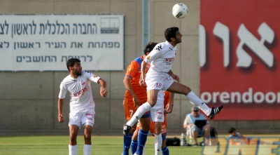 יוסי שבחון נוגח מעל קובי מוסא (חגי ניזרי)