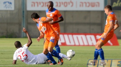 אימורו לוקמן נאבק על כדור עם וויליאם סוארס (חגי ניזרי)