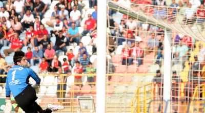 אוהד לויטה רואה את הכדור של בלדוט פוגע במשקוף (חגי ניזרי)